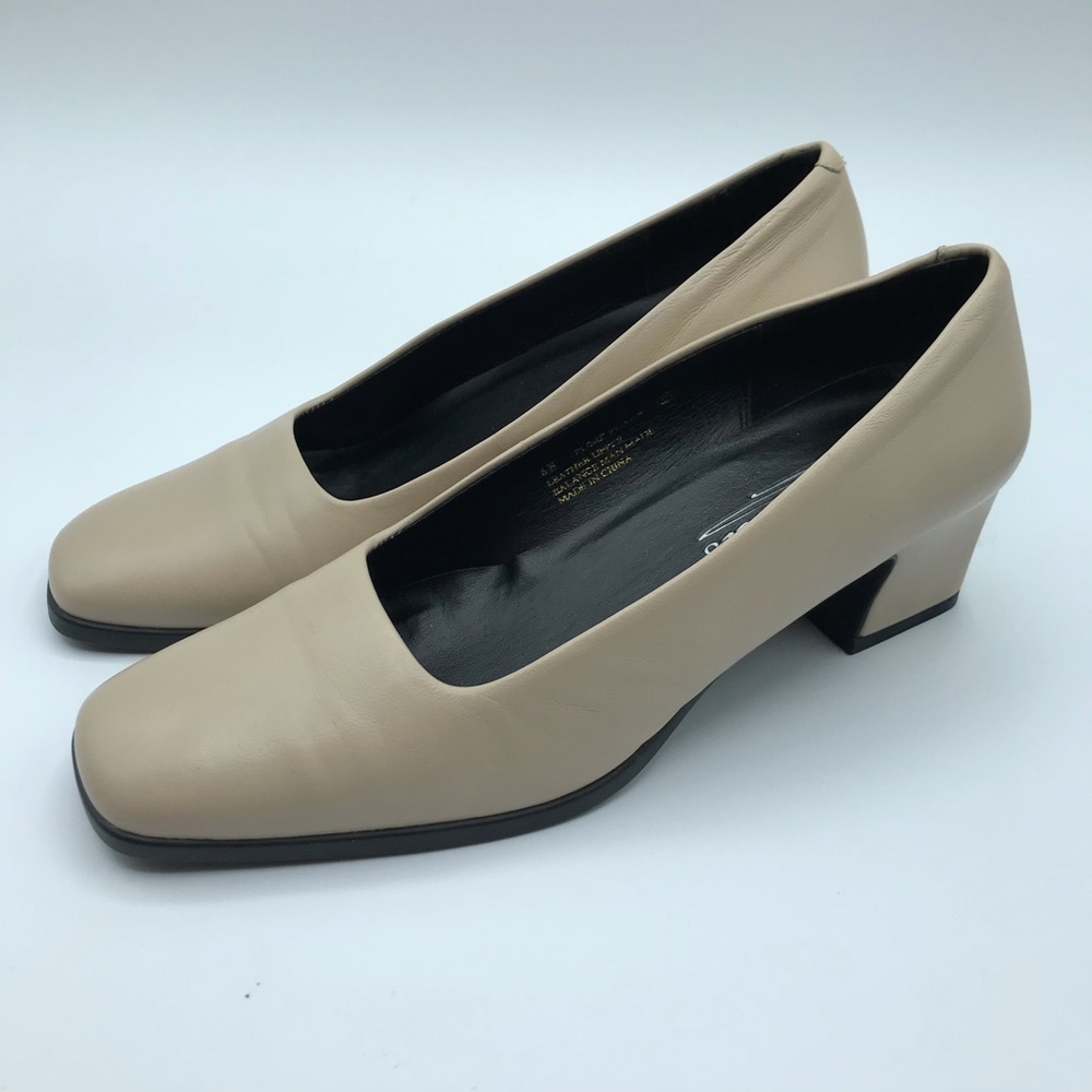 Aerosols tan leather 2 inch heel shoes